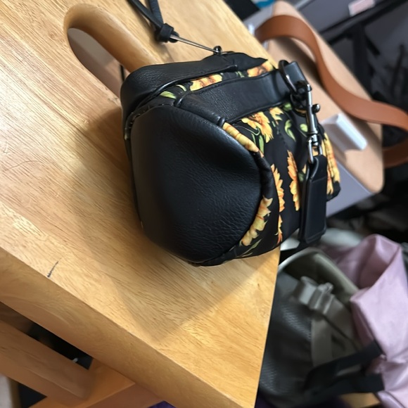 Water bottle Crossbody bag with card slots - Picture 3 of 6